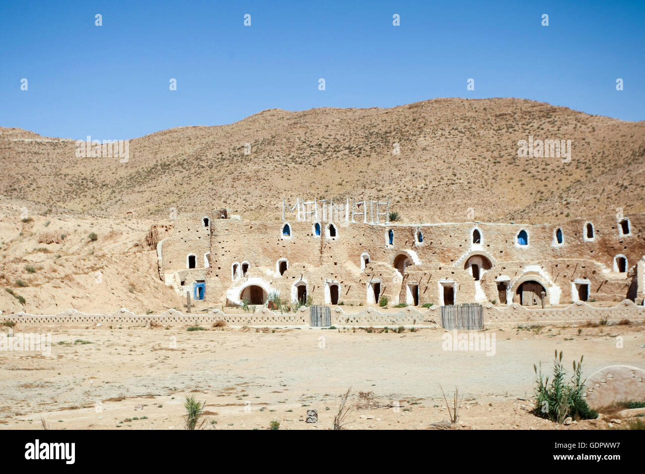 Intérieur d'habitation troglodyte avec portes bleues à Matmata